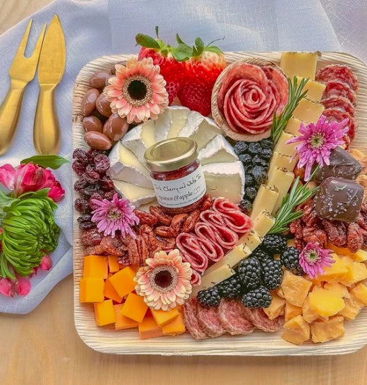 Fotografie eines frühlingshaften, kunstvoll zusammengestellten, leckeren Charcuterie-Bretts